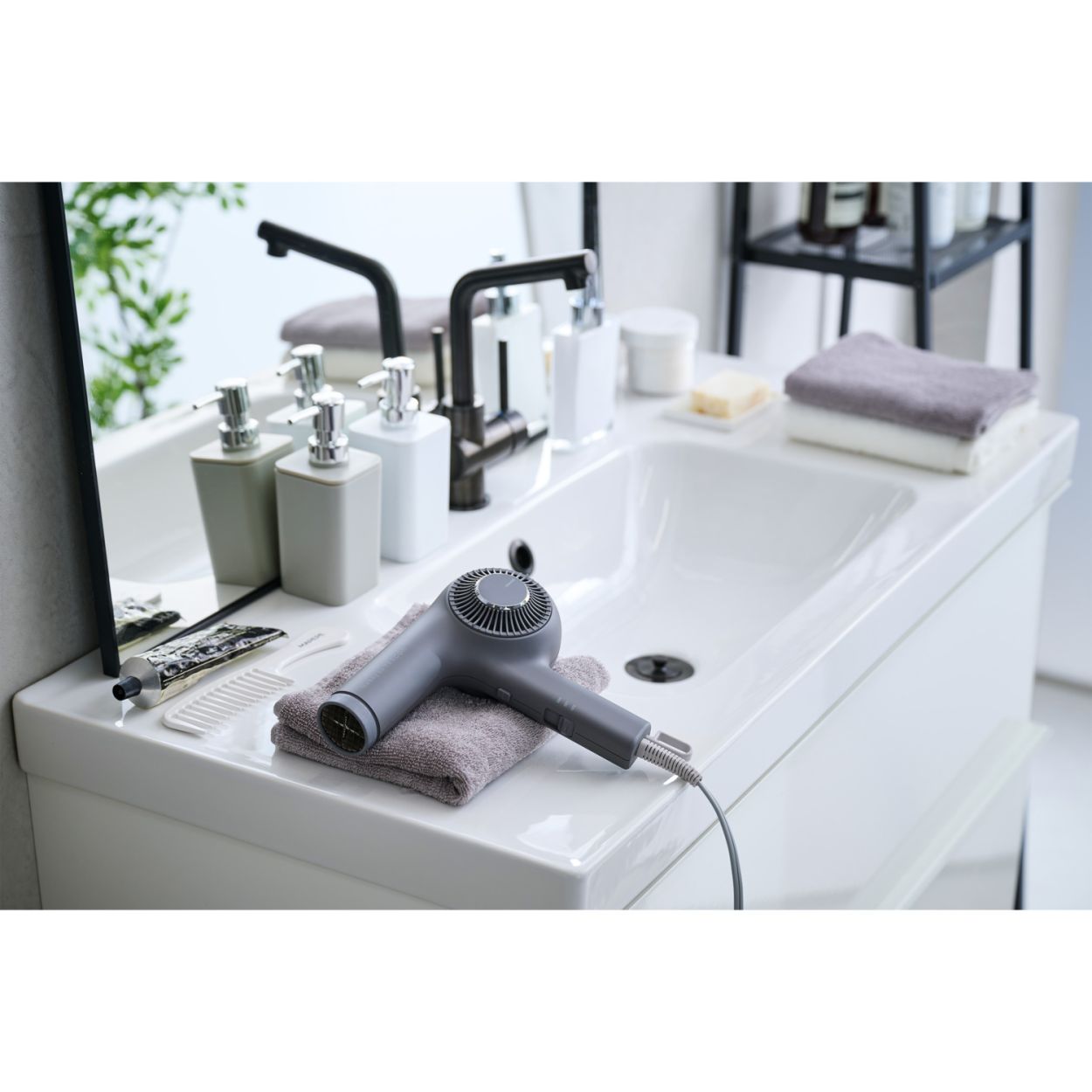 プロフェッショナル トライバランスイオン™ヘアドライヤー/ NIB400B